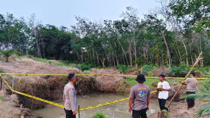 JATUH - Dua orang anak dinyatakan tewas di dalam kolam penampungan air kebun sawit warga, saat bermain layang-layang.