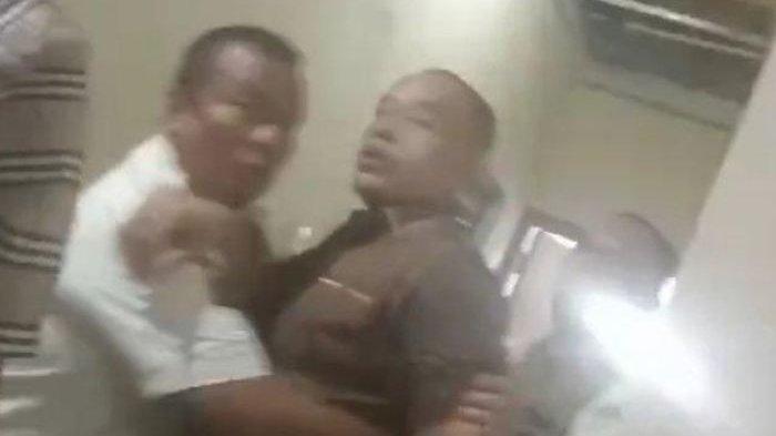 ADU JOTOS - Tangkapan layar video viral dua anggota DPRD adu jotos di toilet gedung DPRD perkara panggilan nama. Insiden viral ini terjadi di kamar mandi Lantai III DPRD Medan, Selasa, (18/3/2025).