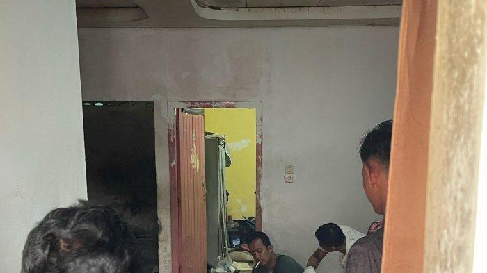 PENEMUAN MAYAT - Polisi menduga Metro Lamhot Tambunan, pria 51 tahun yang ditemukan tewas membusuk di rumahnya di Lorong Kulit, Jambi Timur, meninggal dunia akibat tersengat listrik, Minggu (6/4/2025).