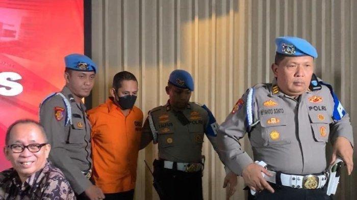 EKS KAPOLRES CABUL - Eks Kapolres Ngada, AKBP Fajar Widyadharma Lukman, saat press rilis kasus yang menjeratnya.