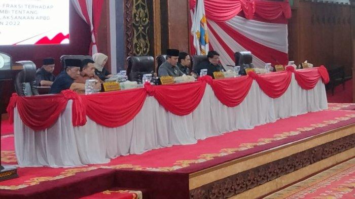 Ketua DPRD Provinsi Jambi Edi Purwanto memimpin paripurna yang dihadiri Gubernur Jambi Al haris, Senin (10/7/2023).