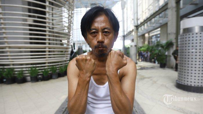 Epy Kusnandar memakai kaos singlet dan celana kolor bergaya jenaka saat berpose sebelum konferensi pers penayangan film Preman Pensiun di Jakarta, Kamis (10/1/2019). Epy Kusnandar berperan sebagai Muslihat dalam film garapan sutradara Aris Nugraha yang akan tayang di bioskop pada 17 Januari mendatang.