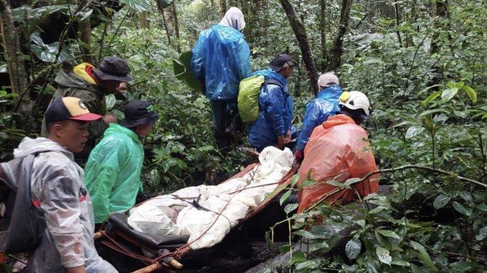 Martinus (31) pendaki gunung Kerinci asal Jakarta yang yang sempat mengalami cidera berhasil di evakuasi oleh tim SAR gabungan yang terdiri dari Basarnas Pos SAR Kerinci, Balai TNKS, Organsisasi Mapala, dan Warga, Sabtu (19/8/2023).