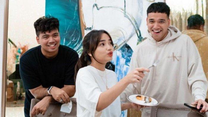 Fuji rayakan ulang tahun ke 21 bareng kedua kakaknya