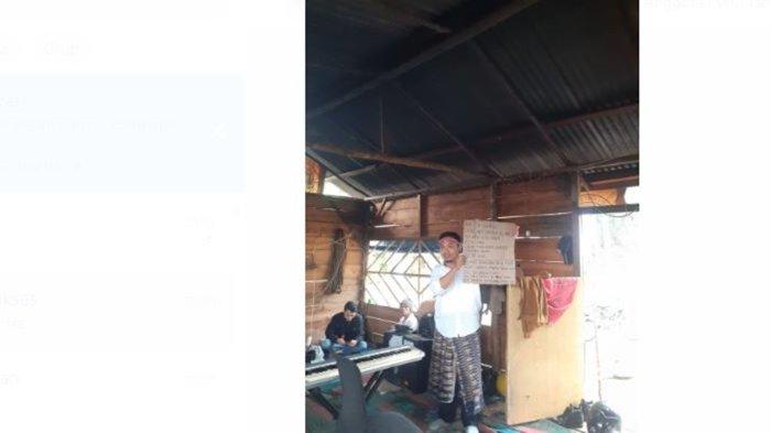 Guido menulis lirik lagu Ro Jo Hamu pada selembar karton saay rekaman video klip di kawasan tanah adat Sihaporas, Kecamatan Pematangsidamanik, Kabupaten Simalaungun, Sumatera Utara, 27 Agustus 2024.