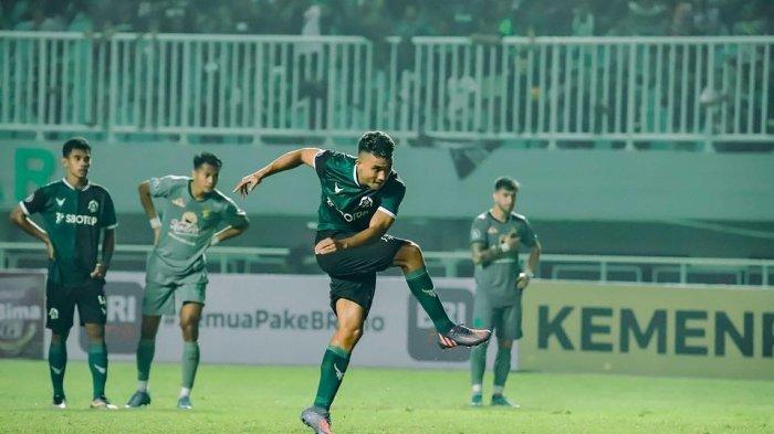 Gustavo Tocantins mencetak gol untuk Persikabo 1973