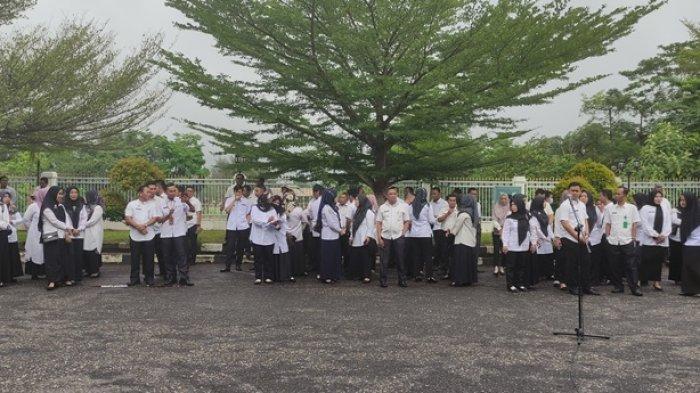 Foto tenaga honorer dan ASN di Sarolangun. Guru honorer di pelosok daerah Jambi menyampaikan keluh kesah kepada anggota dewan.