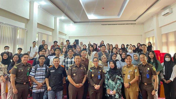 Foto bersama usai kuliah umum di Universitas Jambi, Senin (16/10/2023). Helena, Asisten Pengawasan Kejati Jambi, jadi narasumber pada kuliah umum tersebut.