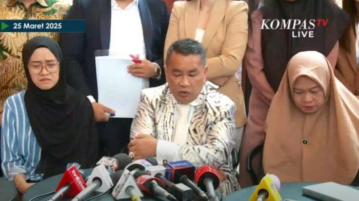 Tim Pengacara Hotman Paris dan Keluarga Lusiyanto dan istri Brigadir Petrus melakukan Konferensi Pers, Selasa (25/3/2025). Diungkapkan istri Kapolsek Negara Batin AKP Lusiyanto, saat di jalan mau bertemu Hotman Paris sempat dihadang oleh oknum polisi.