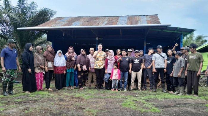 Ihsan Yunus dalam kunjungannya foto bersama warga.