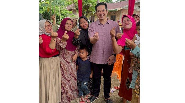Ihsan Yunus mendapat sambutan antusias dari warga.