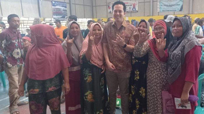 Ihsan Yunus mendapat sambutan antusias dari warga saat turun ke lapangan.