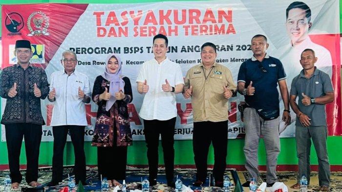 Ihsan Yunus (tengah-baju putih) menghadiri undangan tasyakuran bantuan bedah rumah yang digelar warga dua desa di Tabir Selatan, Merangin