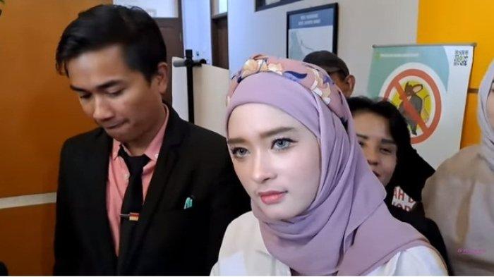 Inara Rusli dan kuasa hukumnya