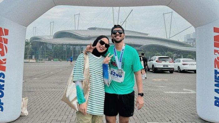 Ira Nandha Temani Suaminya Lari Marathon