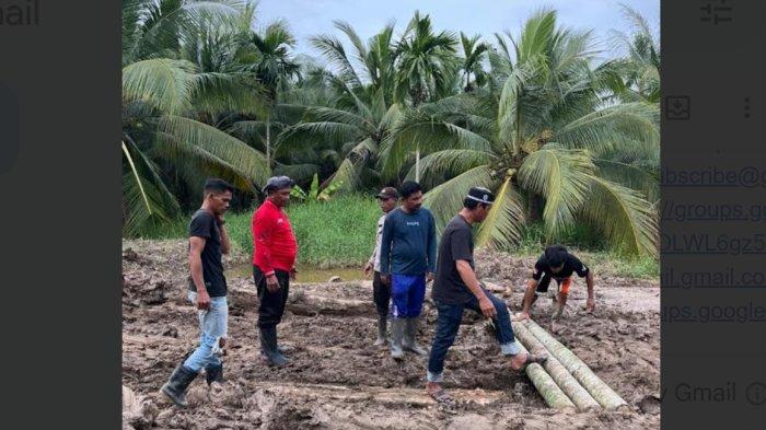 JALAN RUSAK - Kondisi jalan rusak di Desa Lambur II dan Sungai Jambat, Kabupaten Tanjab Timur, Kamis (6/2/2025). Warga memasang batang pinang untuk menutup jalan rusak agar bisa dilalui. ada