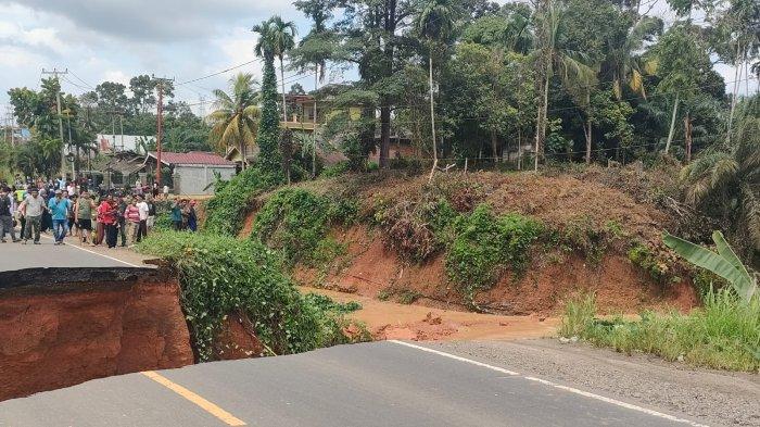 JALAN JAMBI PADANG - Jalan Lintas Sumatera Km 58 Kabupaten Bungo, tepat di Desa Sirih Sekapur, terputus akibat adanya patahan dan ambrol di badan jalan.