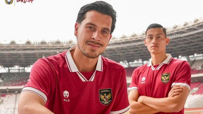 Jay Idzes dan Thom Haye mengenakan seragam timnas Indonesia, kedua pemain ini diprediksi akan tampil di leg kedua melawan Vietnam