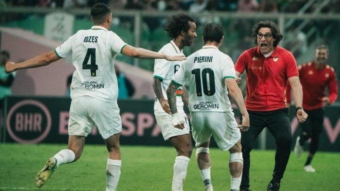 Jay Idzes di laga kemenangan Venezia melawan Palermo di Serie B.