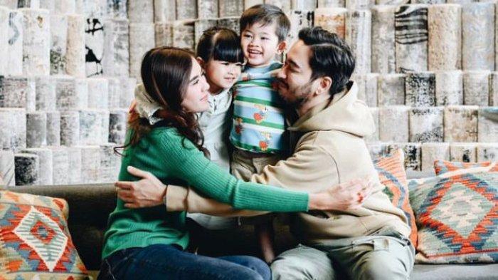 Jeje Govinda memeluk Syahnaz dan kedua anaknya