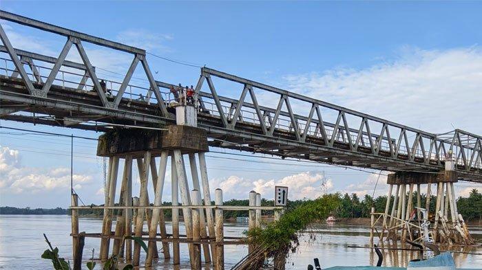 Suasana di Jembatan Muara Tembesi, Kamis (23/5/2024). Warga di sana marah melihat tongkang batu bara melintas, dan seseorang melempar bom molotov ke arah tugboat.