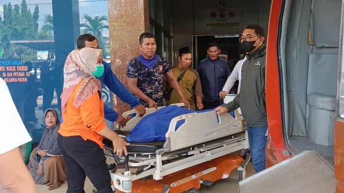 Keluarga membawa jenazah Selamet Riyadi, 45 tahun, nakhoda perahu wisata tewas tenggelam Jumat (4/8/2023) saat membawa Wakil Wali Kota Jambi Maulana.