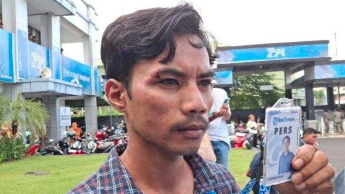 KEKERASAN JURNALIS - Jurnalis Tribun Ternate M. Julfikram Suhadi dipukul oknum Satpol PP saat meliput aksi mahasiswa di depan Kantor Wali Kota Ternate, Senin (24/2/2025).