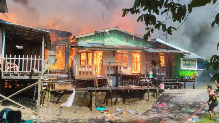 Beberapa rumah panggung di Kelurahan Legok Kota Jambi terbakar, Kamis (27/7/2023).