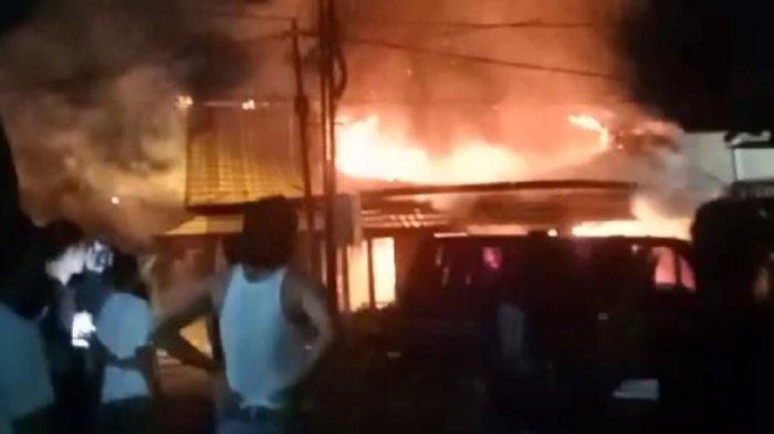 Kebakaran terjadi  di Tambak Sari Thehok, belakang Polda Jambi, Minggu (31/12/2023) sekitar pukul 22.00 WIB.