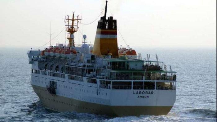 Kapal Pelni KM Labobar.
