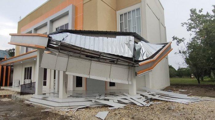 Kanopi Gedung Mal Pelayanan Publik (MPP) Kabupaten Muaro Jambi ambruk.