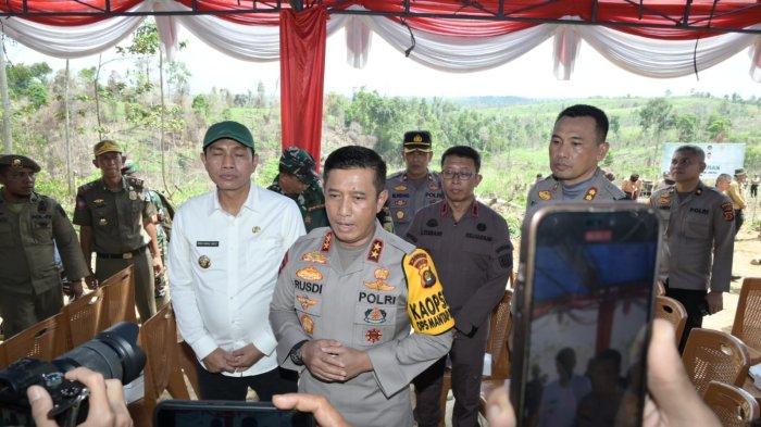 Kapolda Jambi Irjen Pol Rusdi Hartono didampingi Bupati Batanghari Mhd Fadhil Arief.