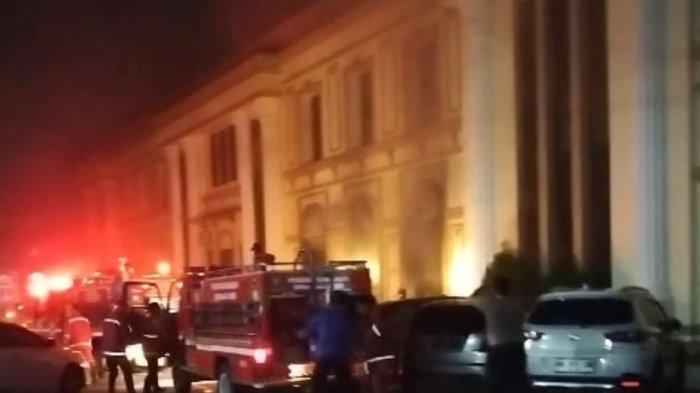 Kebakaran di Mapolresta Jambi pada Jumat (01/11/2024) mala.