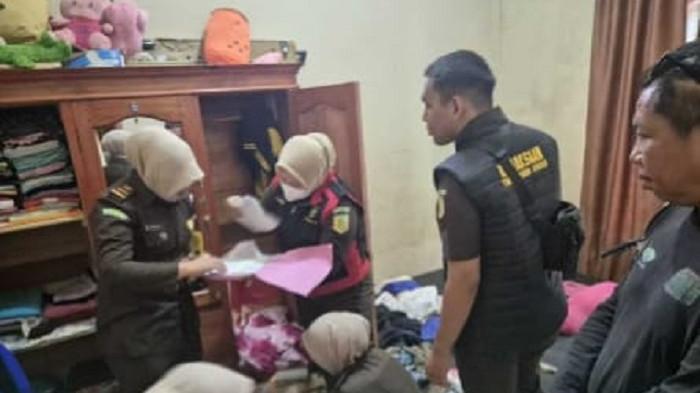 DIGELEDAH - Kejari Sungai Penuh Geledah Kantor dan Rumah Kades Muara Emat Terkait Dugaan Korupsi Dana Desa