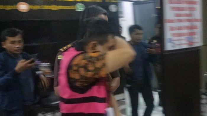 Kejari Tebo menetapkan dua orang tersangka dalam dugaan kasus korupsi peningkatan jalan Padang Lamo tahun anggaran (TA) 2020 pada Rabu (27/9) malam.