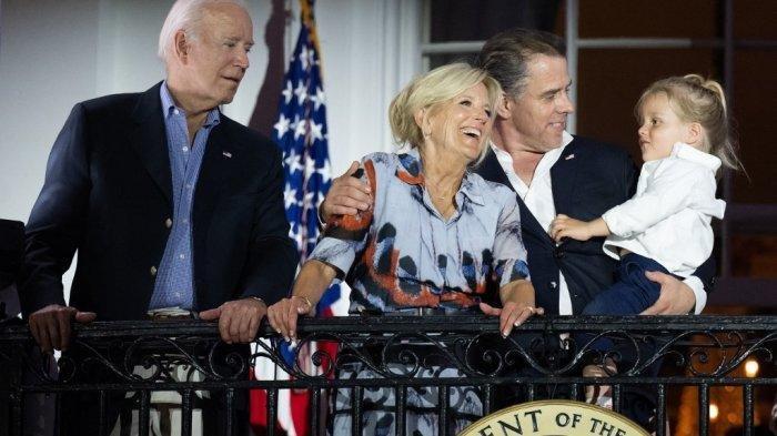 Presiden AS Joe Biden, Ibu Negara Jill Biden dan Hunter Biden bersama anaknya Beau menyaksikan pertunjukan kembang api Hari Kemerdekaan dari Balkon Truman Gedung Putih di Washington, DC, pada 4 Juli 2023.