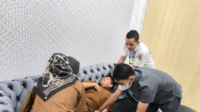 Kepala Dinas Pemuda dan Olahraga (Kadispora) Kota Sungai Penuh, Don Fitri Kaya, pingsan seusai diperiksa di Kejaksaan Negeri (Kejari) Sungai Penuh, Senin (16/12/2024).
