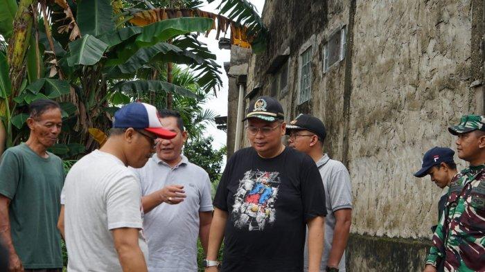 Ketua DPRD Kota Jambi, Kemas Faried Alfarelly, turun langsung ke lapangan meninjau lokasi longsor dinding penahan tanah dan kerusakan drainase di Lorong Cemara I RT 32, Kelurahan Selamat, Kecamatan Danau Sipin, Minggu (1/6/2025) pagi.