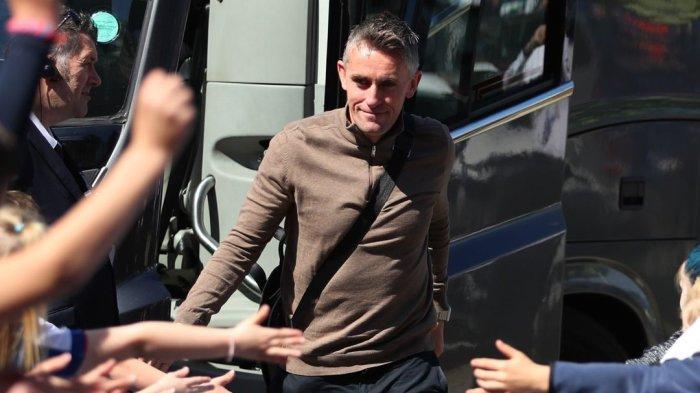Kieran McKenna bersama suporter Ipswich Town