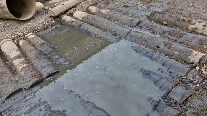 JALAN RUSAK - Kondisi jalan rusak di Desa Lambur II dan Sungai Jambat, Kabupaten Tanjab Timur, Kamis (6/2/2025). Warga memasang batang pinang untuk menutup jalan rusak agar bisa dilalui.