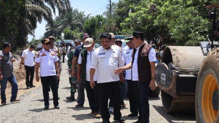 Kondisi jalan yang rusak dan pernah diperankan oleh seorang model yang sempat viral di media sosial kini mulai diperbaiki.