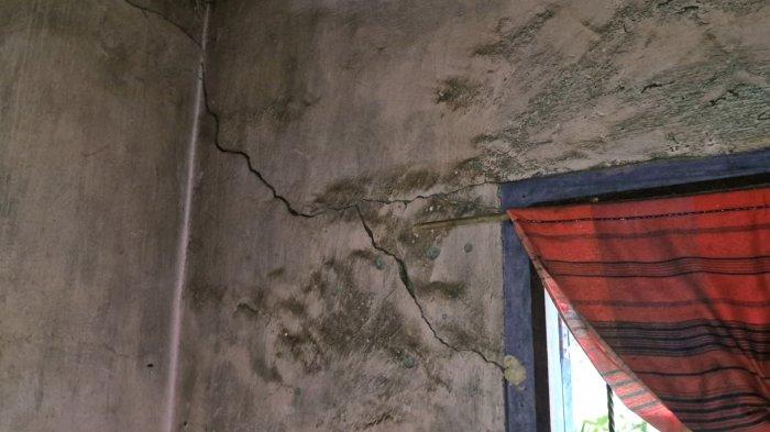 Kondisi rumah warga Desa Simpang Sungai Duren retak akibta aktivitas vendor pembangunan jalan tol Jambi.