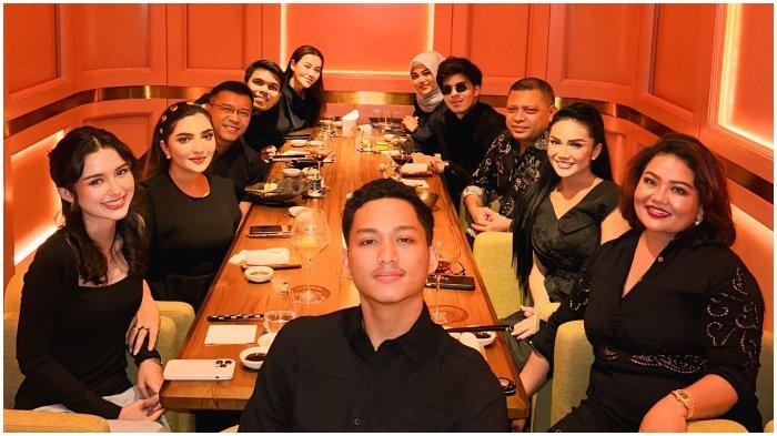 Meski datang di acara tersebut, Kris Dayanti juga merasa mendapat kejutan saat Azriel Hermansyah melamar Sarah Menzel.