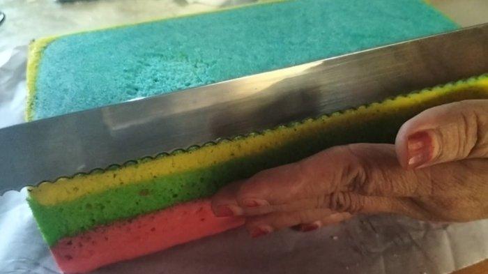 Kue lapis warna warni Mama Ina di Jambi yang cocok untuk oleh-oleh.