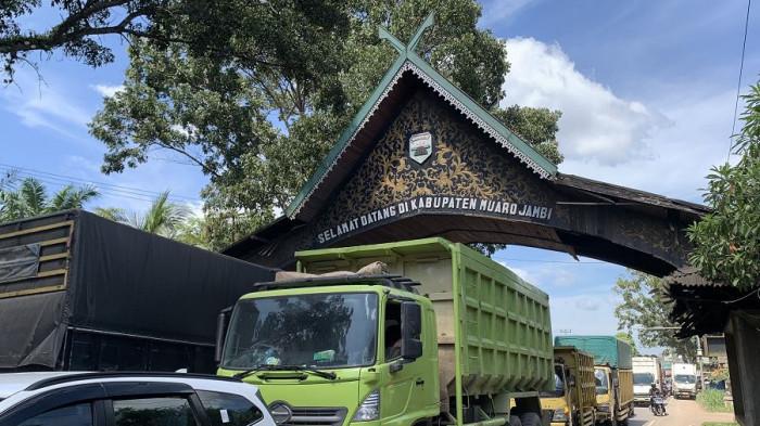KEMACETAN - Kemacetan terjadi di Jalan Raya Palembang - Jambi, Kenali Asam Bawah, Kota Baru, Kota Jambi, Rabu (16/7/2025) siang.