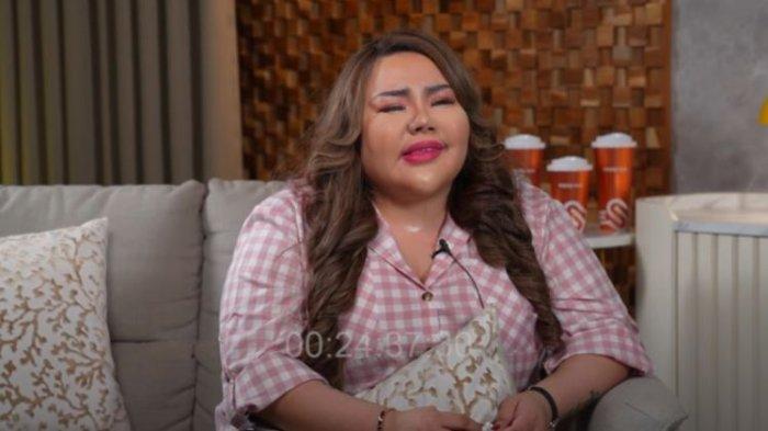 Sosok Lisa Mariana sempat menangis saat menjelaskan pernyataan soal hubungannya dengan Ridwan Kamil, Mantan Gubernur Jawa Barat. Momen Lisa Mariana menangis itu terekam di tayangan podcast dr Richard Lee.