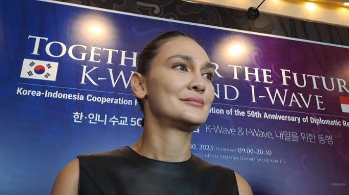Luna Maya tak malu tampil tanpa make up saat live di sosial medianya