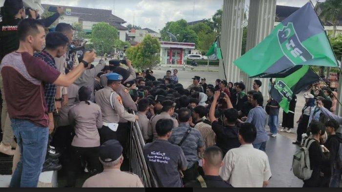 Puluhan Mahasiswa yang tergabung dalam Himpunan Mahasiswa Indonesia (HMI) menggelar aksi unjuk rasa di Kantor DPRD Provinsi Jambi. Senin (10/7/2024)