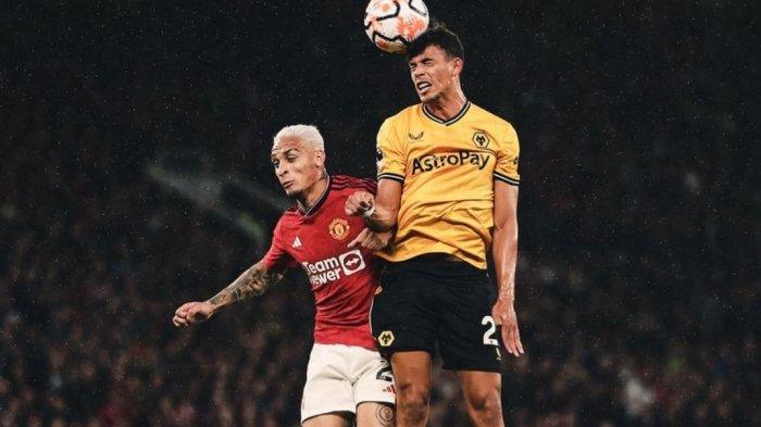 Pemain Manchester United duel udara dengan pemain Wolves di Liga Inggris