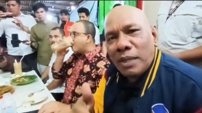 Uda Marlius owner Sate Eddy Sipin saat mendampingi Bakal Calon Presiden Anies Baswedan menyantap sate padang.